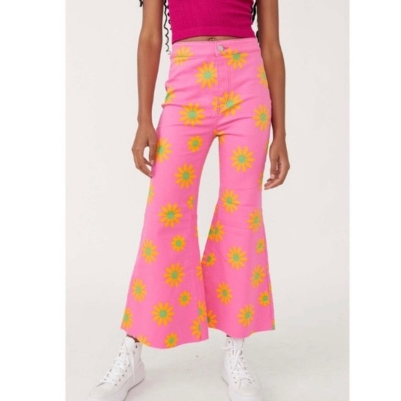Free People Youthquake Printed Crop
Flare Jeans in Lipstick Combo various sizes - Picture 2 of 3